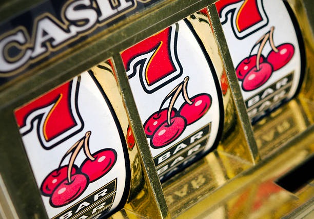 erek 80 Texas Hold'em Bonus table interface on mobile showing community cards and player positions
